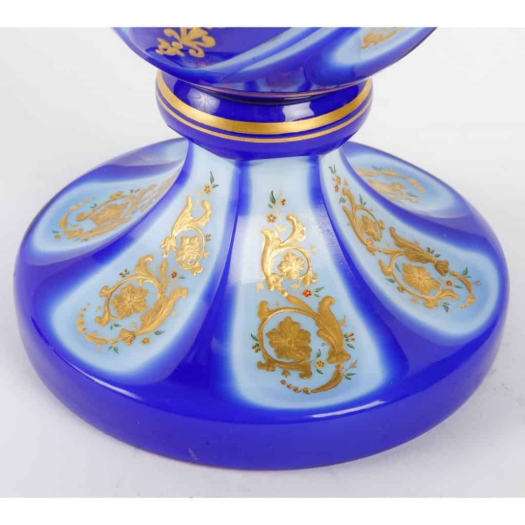 Vase en opaline, XIXème siècle, style Napoléon III | Biron Vase en opaline, XIXème siècle, style Napoléon III