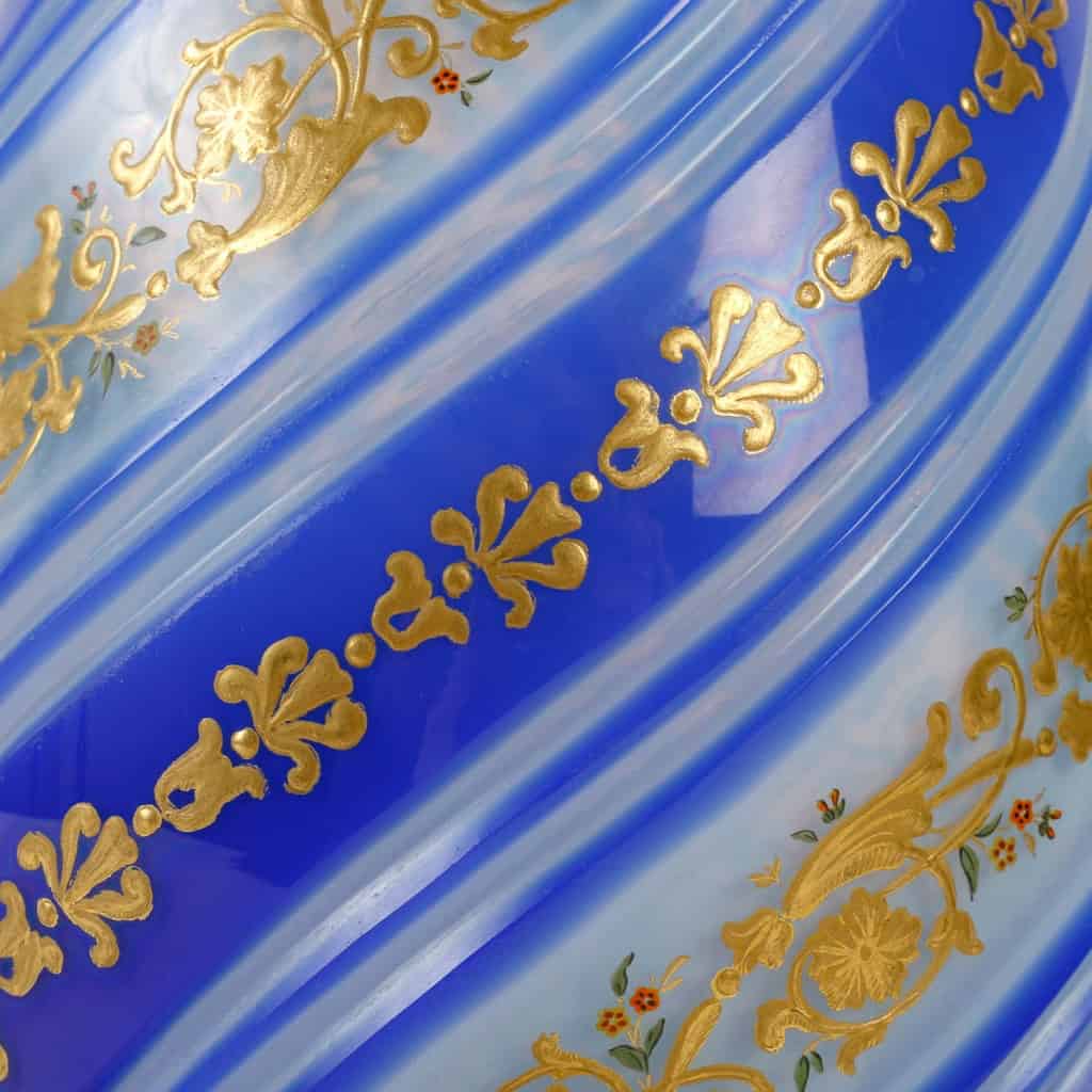 Vase en opaline, XIXème siècle, style Napoléon III | Biron Vase en opaline, XIXème siècle, style Napoléon III