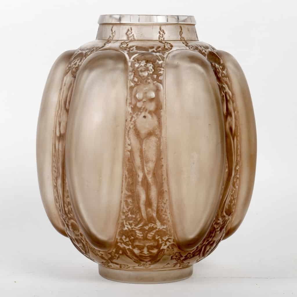 Vase « Six Figurines et Masques » verre blanc patiné sépia de René LALIQUE | Biron ||||||||