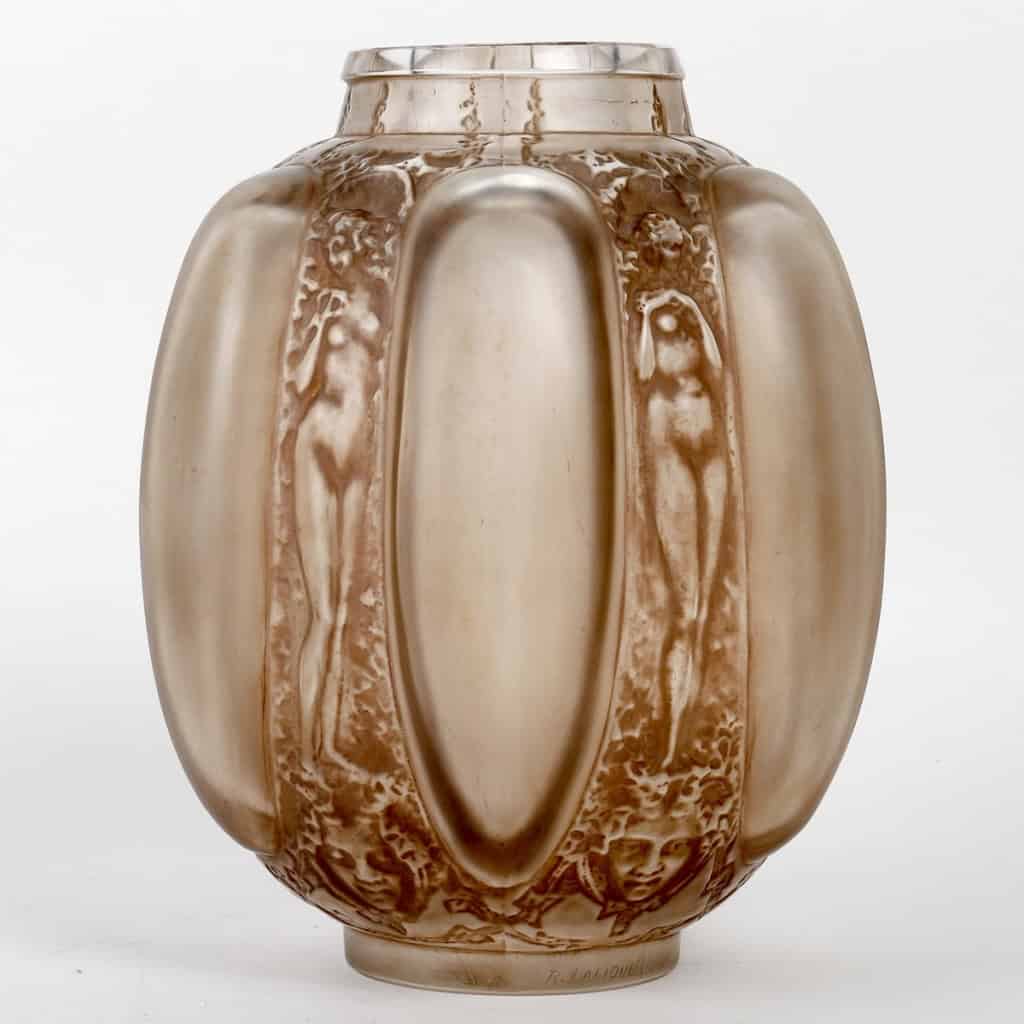 Vase « Six Figurines et Masques » verre blanc patiné sépia de René LALIQUE | Biron Vase "Six Figurines et Masques" verre blanc patiné sépia de René LALIQUE