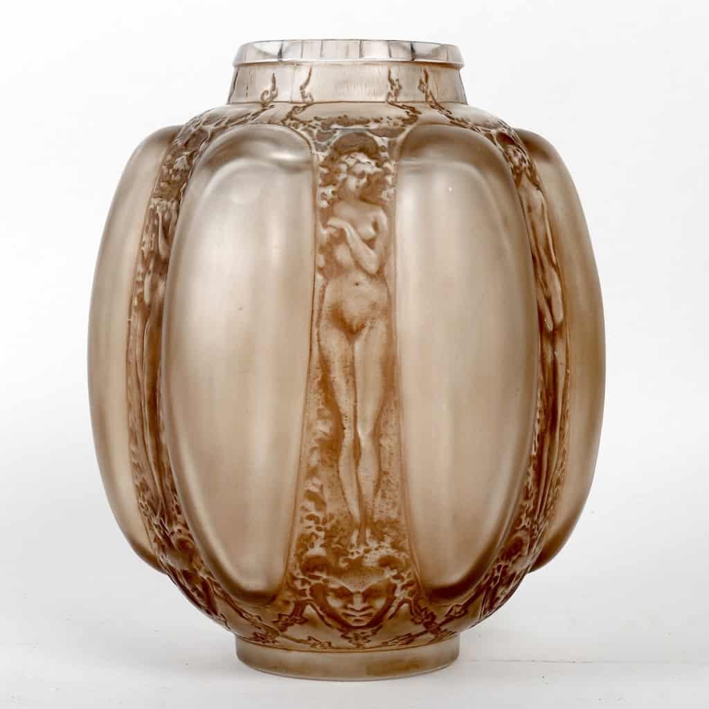 Vase « Six Figurines et Masques » verre blanc patiné sépia de René LALIQUE | Biron Vase "Six Figurines et Masques" verre blanc patiné sépia de René LALIQUE