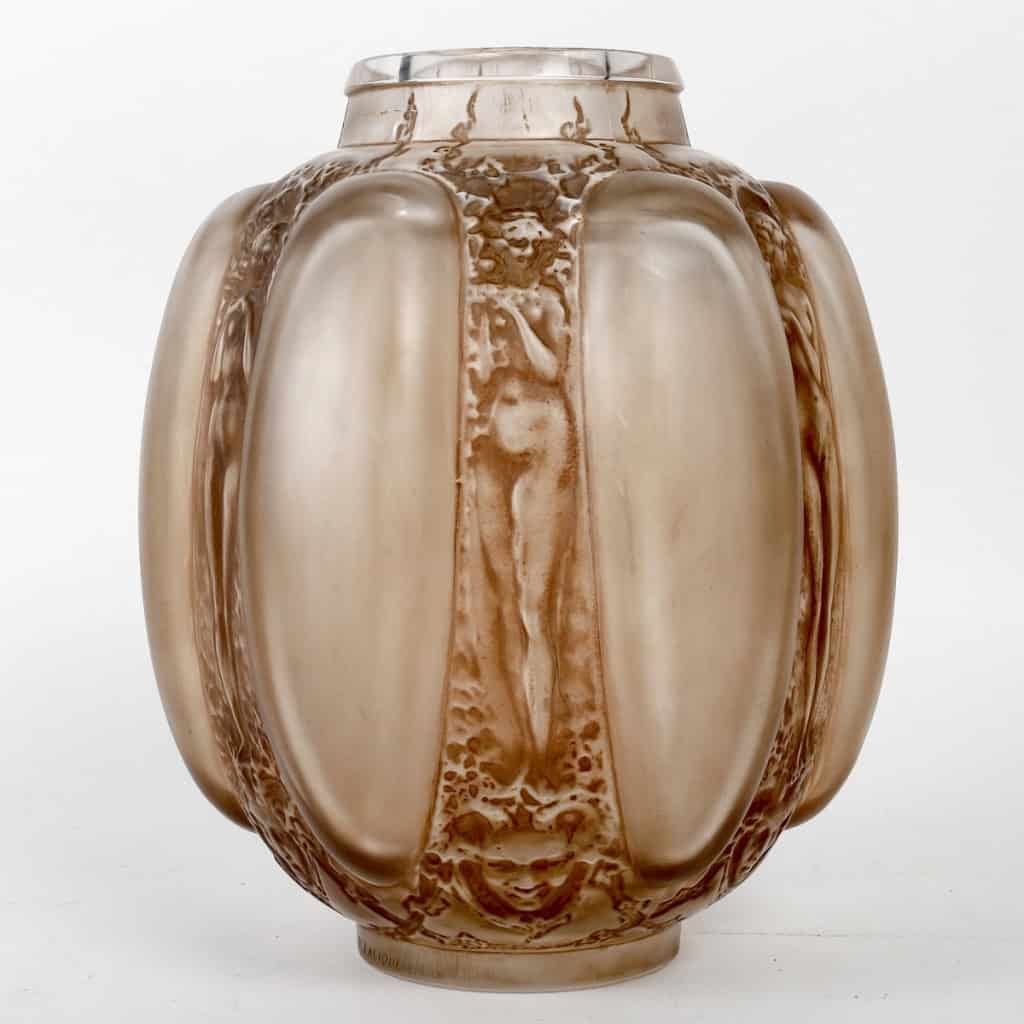 Vase « Six Figurines et Masques » verre blanc patiné sépia de René LALIQUE | Biron Vase "Six Figurines et Masques" verre blanc patiné sépia de René LALIQUE