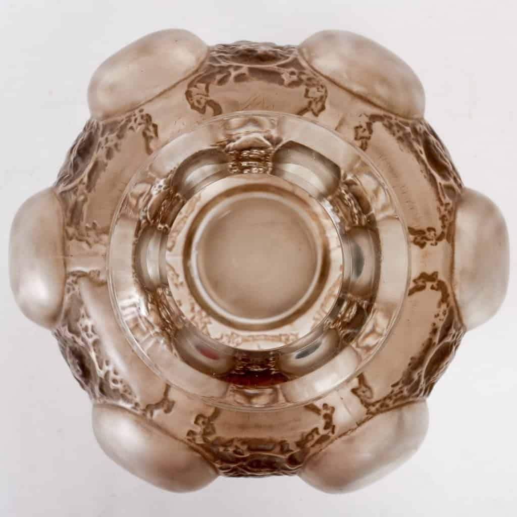 Vase « Six Figurines et Masques » verre blanc patiné sépia de René LALIQUE | Biron Vase "Six Figurines et Masques" verre blanc patiné sépia de René LALIQUE