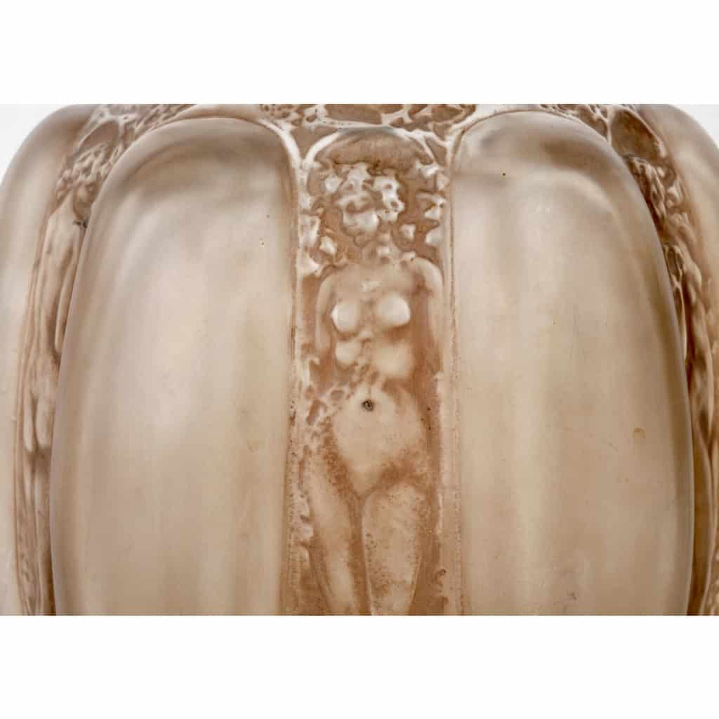 Vase « Six Figurines et Masques » verre blanc patiné sépia de René LALIQUE | Biron Vase "Six Figurines et Masques" verre blanc patiné sépia de René LALIQUE