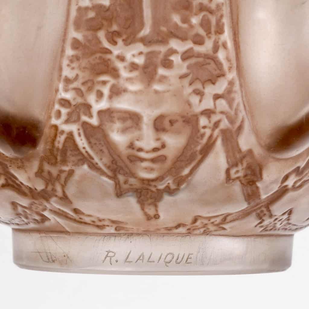 Vase « Six Figurines et Masques » verre blanc patiné sépia de René LALIQUE | Biron Vase "Six Figurines et Masques" verre blanc patiné sépia de René LALIQUE