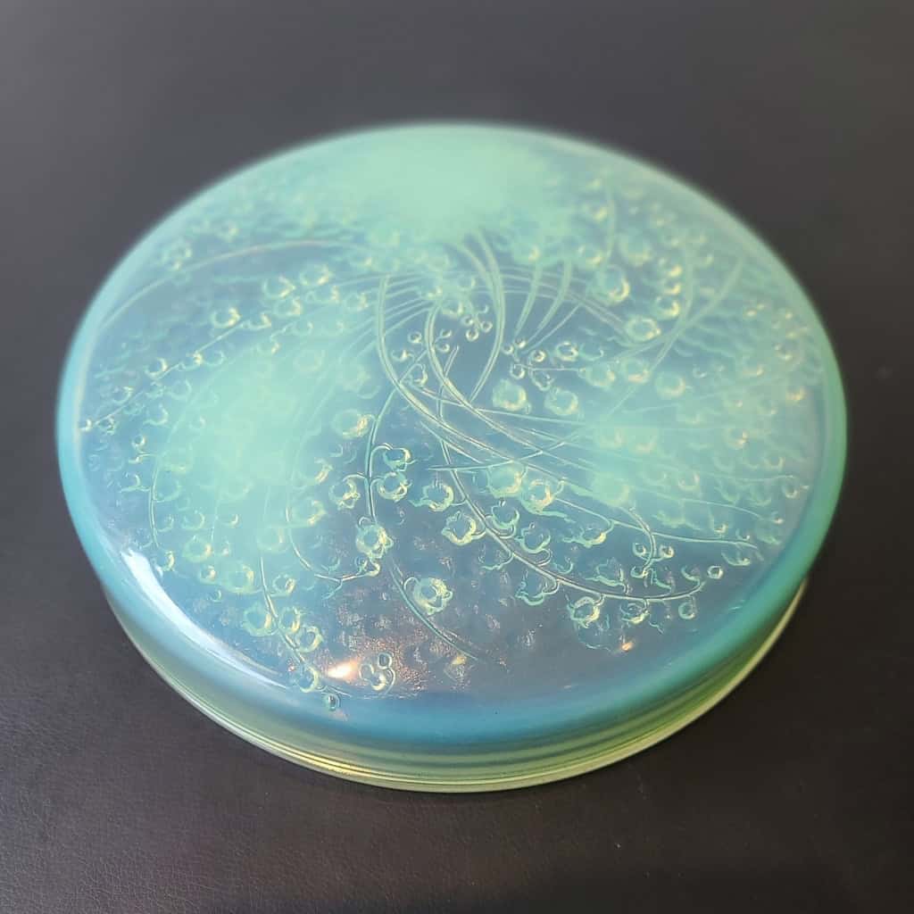 René Lalique (1860-1945) Boite Ronde Grande Muguet Vert Mint Opalescent 1921 | Biron René Lalique (1860-1945) Boite Ronde Grande Muguet Vert Mint Opalescent 1921