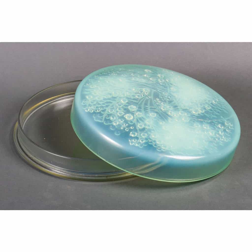 René Lalique (1860-1945) Boite Ronde Grande Muguet Vert Mint Opalescent 1921 | Biron René Lalique (1860-1945) Boite Ronde Grande Muguet Vert Mint Opalescent 1921
