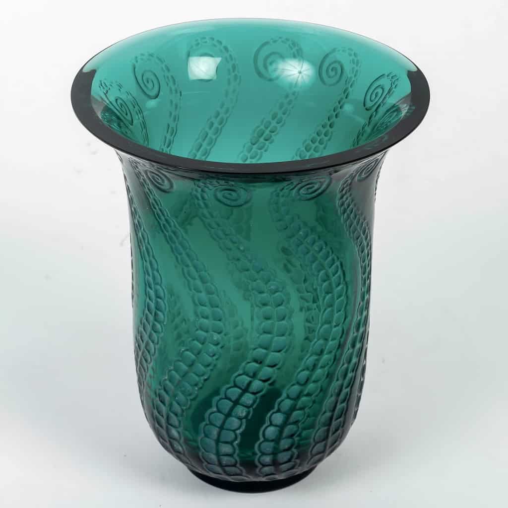 Vase « Méduse » verre vert émeraude patiné blanc de René LALIQUE | Biron Vase "Méduse" verre vert émeraude patiné blanc de René LALIQUE