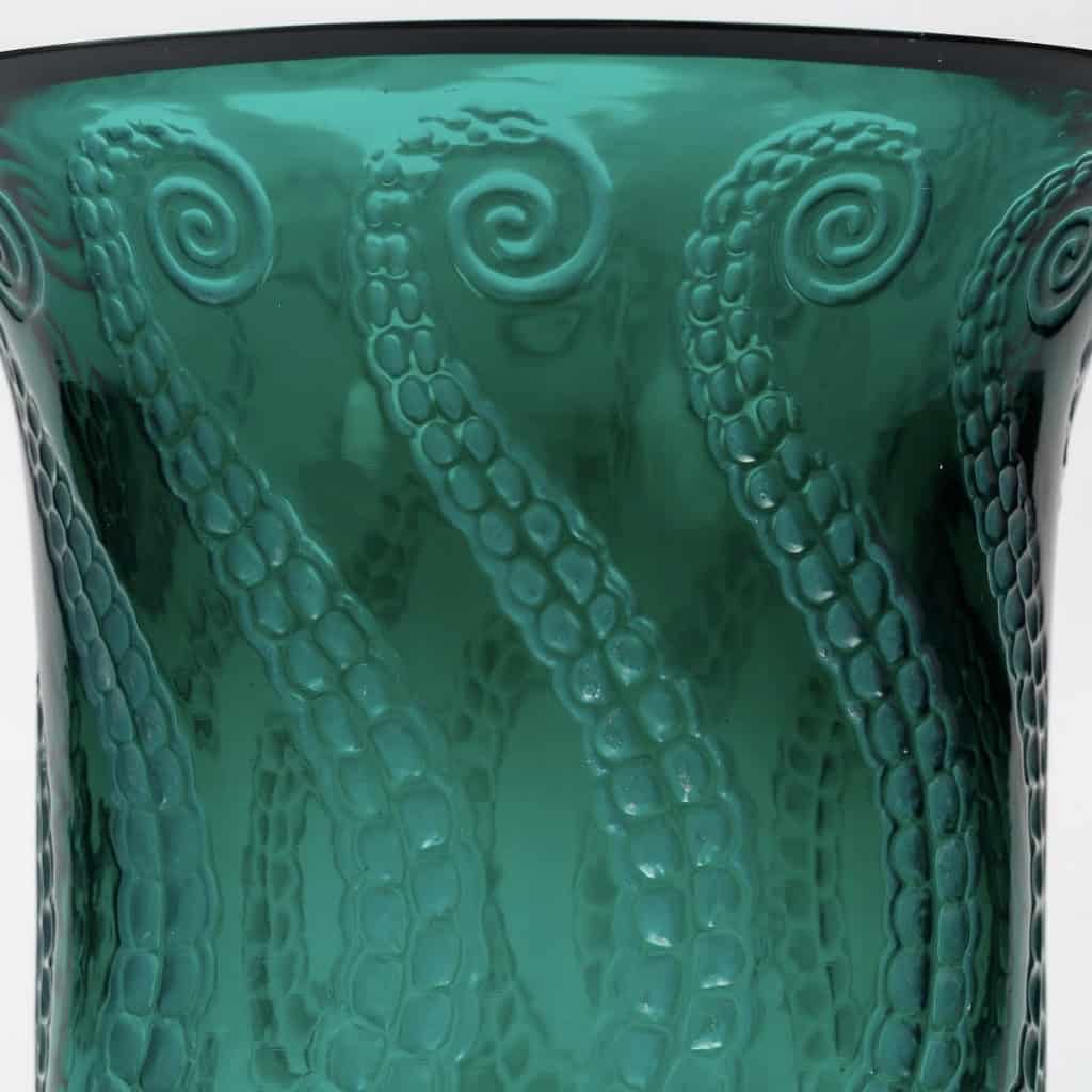 Vase « Méduse » verre vert émeraude patiné blanc de René LALIQUE | Biron Vase "Méduse" verre vert émeraude patiné blanc de René LALIQUE