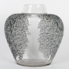 Vase « Poivre » verre blanc patiné bleu gris de René LALIQUE | Biron Vase "Poivre" verre blanc patiné bleu gris de René LALIQUE