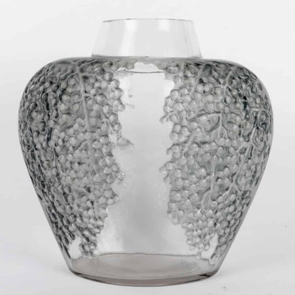 Vase « Poivre » verre blanc patiné bleu gris de René LALIQUE | Biron Vase "Poivre" verre blanc patiné bleu gris de René LALIQUE