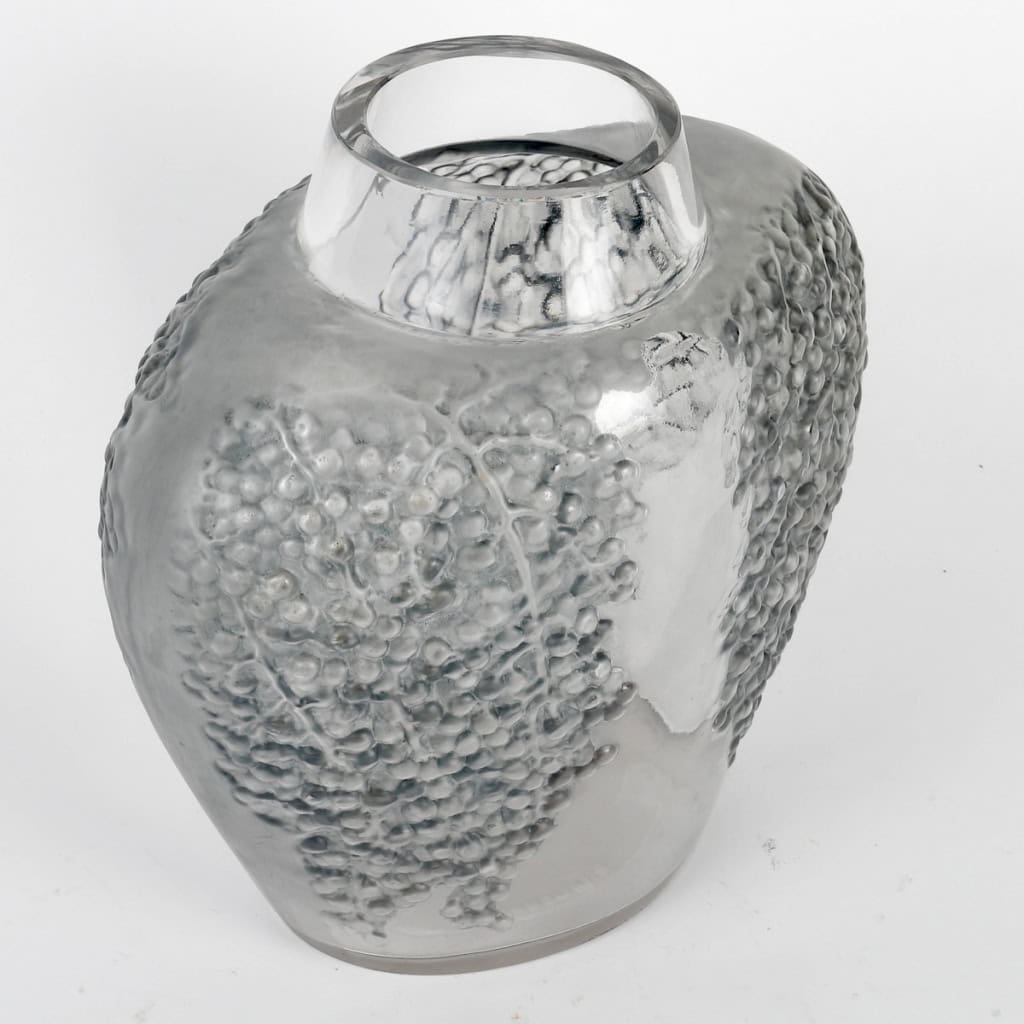Vase « Poivre » verre blanc patiné bleu gris de René LALIQUE | Biron Vase "Poivre" verre blanc patiné bleu gris de René LALIQUE