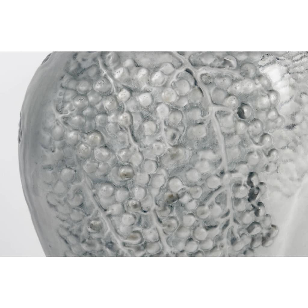 Vase « Poivre » verre blanc patiné bleu gris de René LALIQUE | Biron Vase "Poivre" verre blanc patiné bleu gris de René LALIQUE