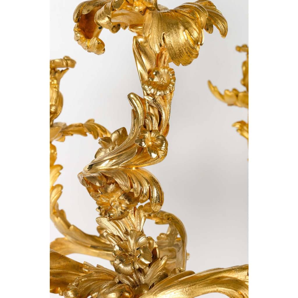 Importants candélabres en bronze doré et ciselé à 4 bras, style Rocaille Louis XV. Époque Napoléon III | Biron Importants candélabres en bronze doré et ciselé à 4 bras, style Rocaille Louis XV. Époque Napoléon III