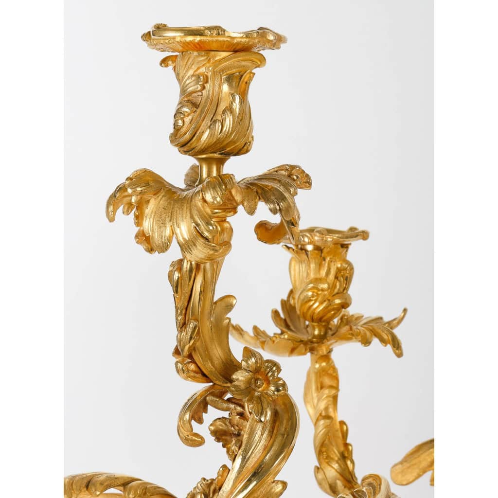 Importants candélabres en bronze doré et ciselé à 4 bras, style Rocaille Louis XV. Époque Napoléon III | Biron Importants candélabres en bronze doré et ciselé à 4 bras, style Rocaille Louis XV. Époque Napoléon III