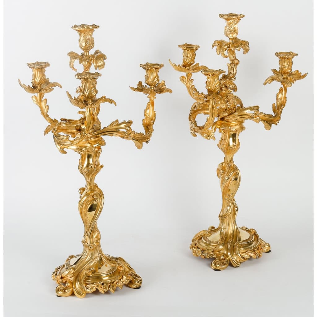 Importants candélabres en bronze doré et ciselé à 4 bras, style Rocaille Louis XV. Époque Napoléon III | Biron Importants candélabres en bronze doré et ciselé à 4 bras, style Rocaille Louis XV. Époque Napoléon III