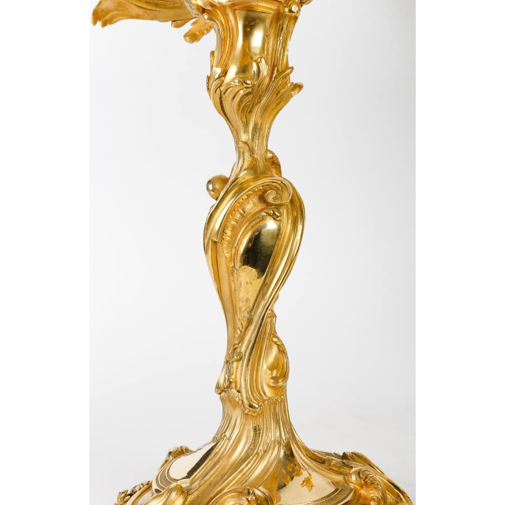 Importants candélabres en bronze doré et ciselé à 4 bras, style Rocaille Louis XV. Époque Napoléon III | Biron Importants candélabres en bronze doré et ciselé à 4 bras, style Rocaille Louis XV. Époque Napoléon III