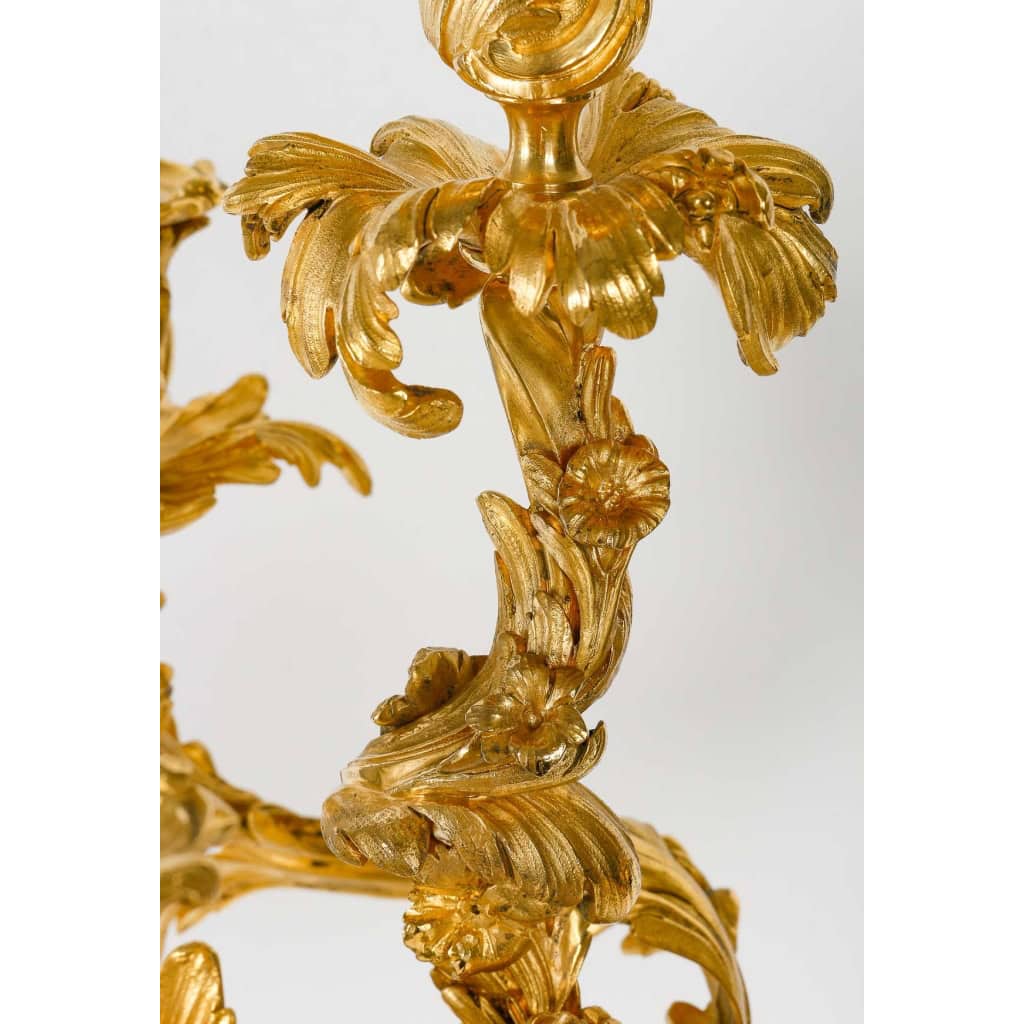 Importants candélabres en bronze doré et ciselé à 4 bras, style Rocaille Louis XV. Époque Napoléon III | Biron Importants candélabres en bronze doré et ciselé à 4 bras, style Rocaille Louis XV. Époque Napoléon III