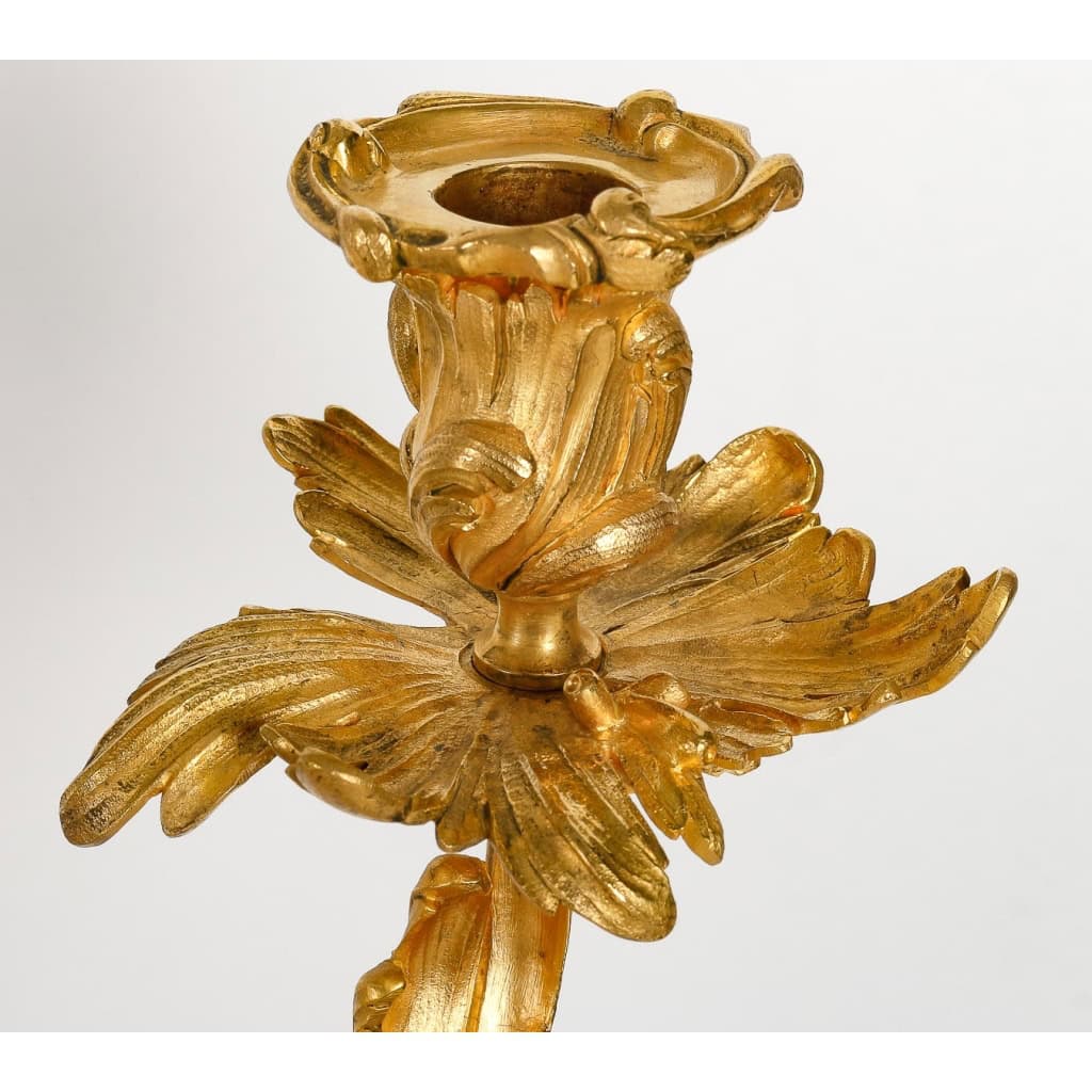 Importants candélabres en bronze doré et ciselé à 4 bras, style Rocaille Louis XV. Époque Napoléon III | Biron Importants candélabres en bronze doré et ciselé à 4 bras, style Rocaille Louis XV. Époque Napoléon III