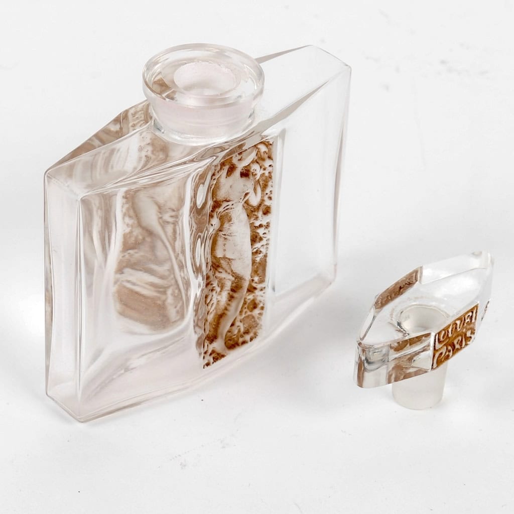 Flacon « Danaé » verre blanc patiné sépia de René LALIQUE pour Louvre | Biron Flacon "Danaé" verre blanc patiné sépia de René LALIQUE pour Louvre