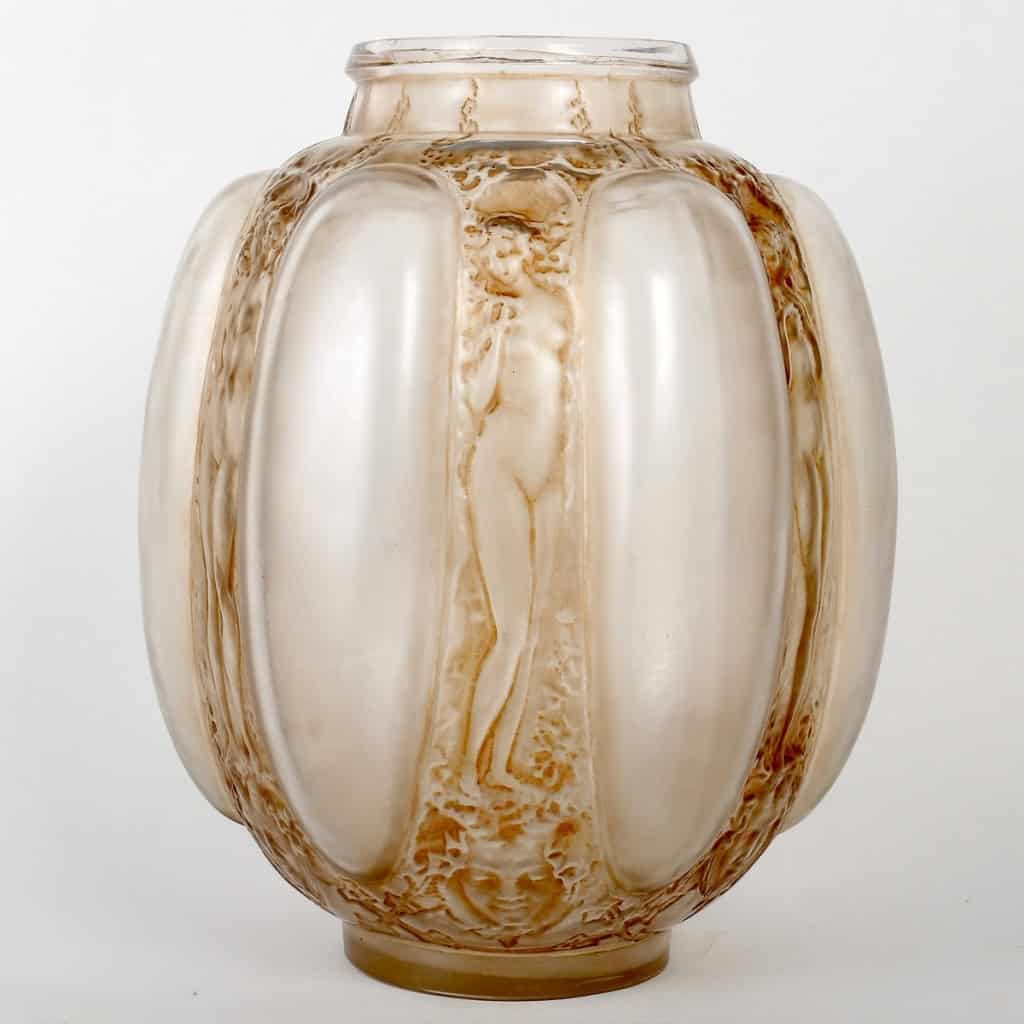 Vase « Six Figurines et Masques » verre blanc patiné sépia de René LALIQUE | Biron |||||||