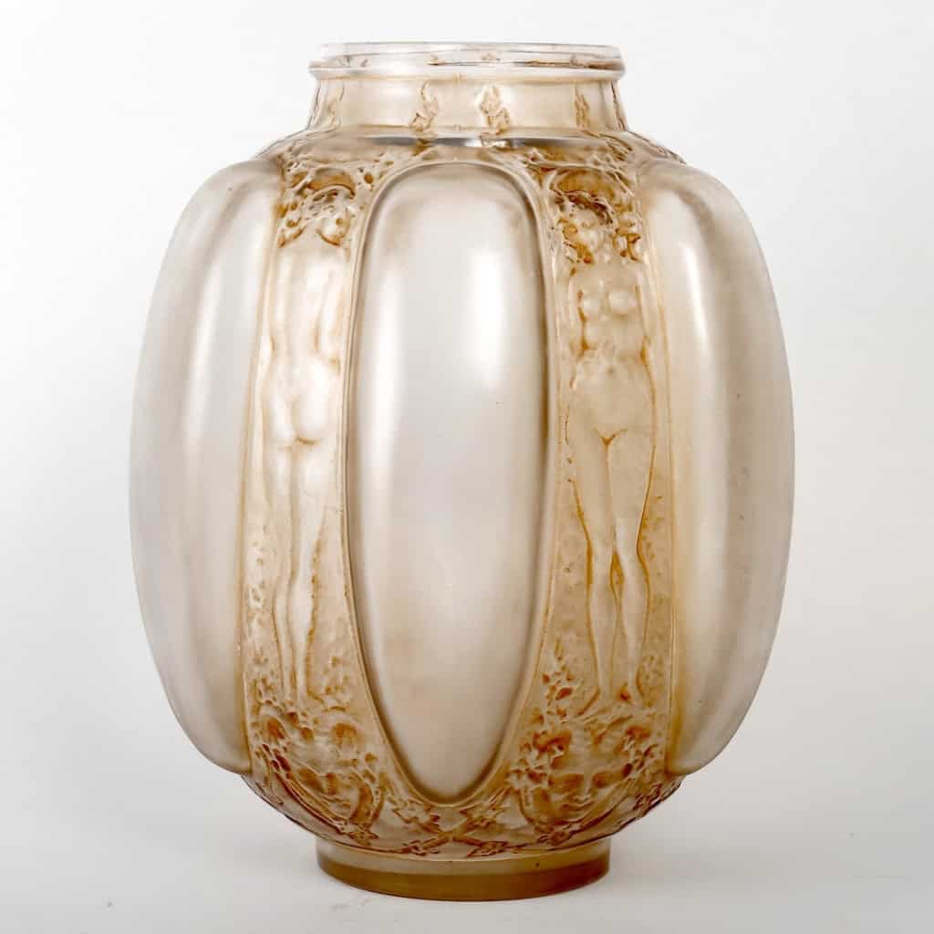 Vase « Six Figurines et Masques » verre blanc patiné sépia de René LALIQUE | Biron Vase "Six Figurines et Masques" verre blanc patiné sépia de René LALIQUE