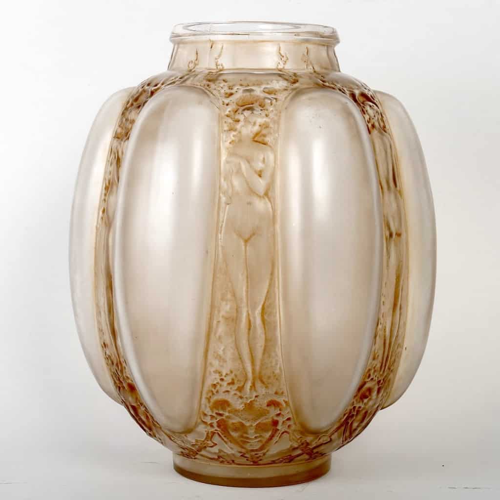 Vase « Six Figurines et Masques » verre blanc patiné sépia de René LALIQUE | Biron Vase "Six Figurines et Masques" verre blanc patiné sépia de René LALIQUE