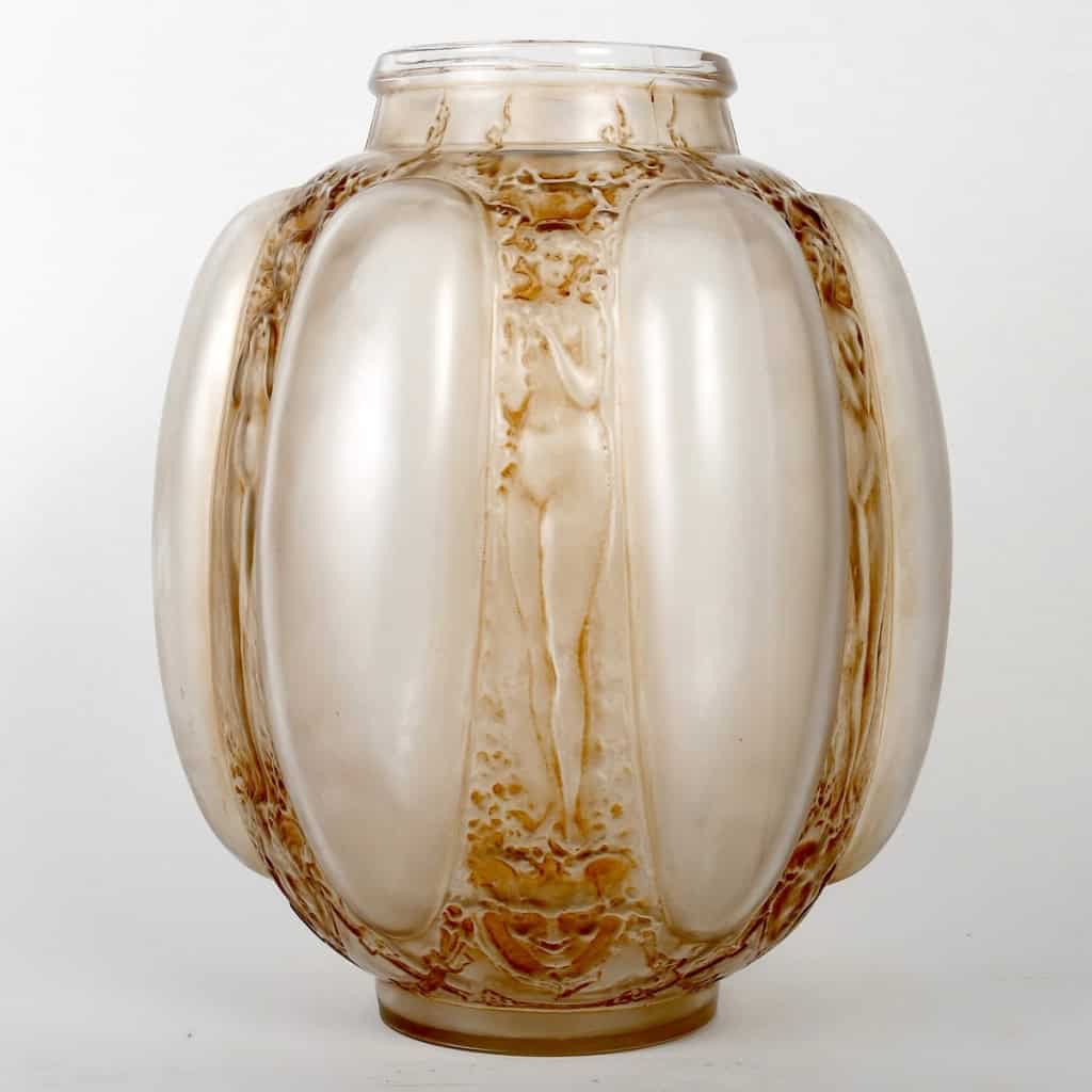 Vase « Six Figurines et Masques » verre blanc patiné sépia de René LALIQUE | Biron Vase "Six Figurines et Masques" verre blanc patiné sépia de René LALIQUE