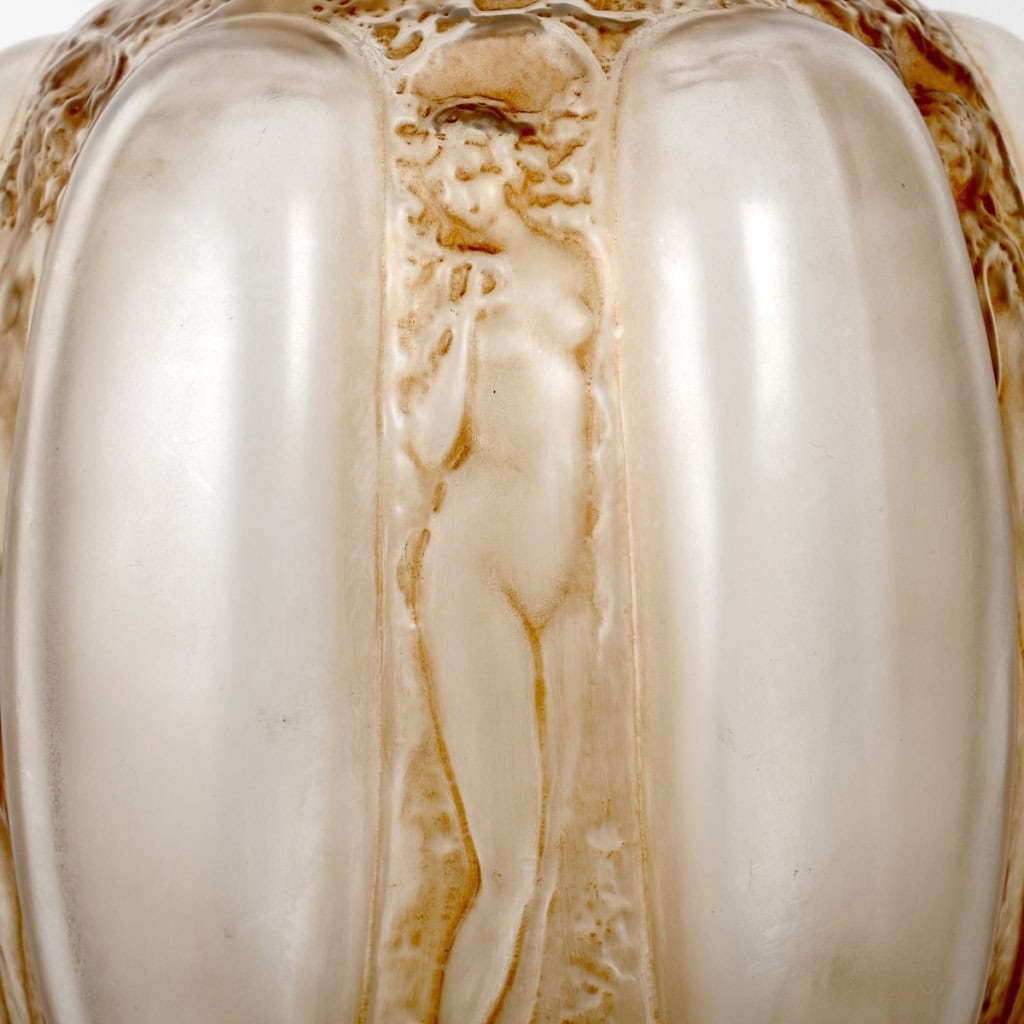 Vase « Six Figurines et Masques » verre blanc patiné sépia de René LALIQUE | Biron Vase "Six Figurines et Masques" verre blanc patiné sépia de René LALIQUE