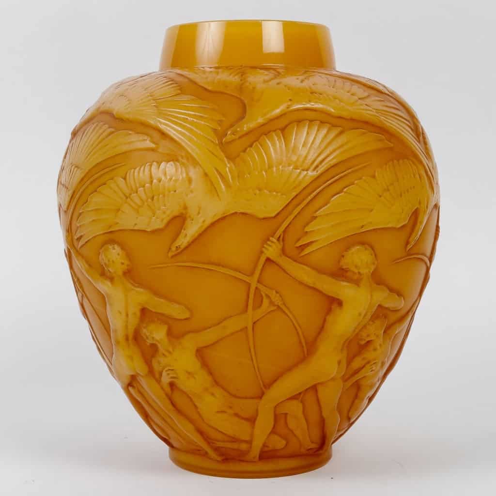 Vase « Archers » verre butterscotch patiné sépia de René LALIQUE | Biron Vase "Archers" verre butterscotch patiné sépia de René LALIQUE