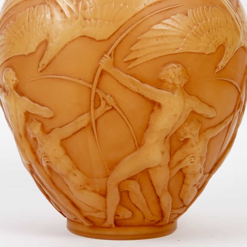 Vase « Archers » verre butterscotch patiné sépia de René LALIQUE | Biron Vase "Archers" verre butterscotch patiné sépia de René LALIQUE