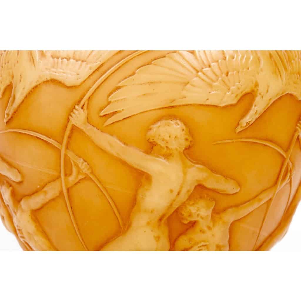 Vase « Archers » verre butterscotch patiné sépia de René LALIQUE | Biron Vase "Archers" verre butterscotch patiné sépia de René LALIQUE