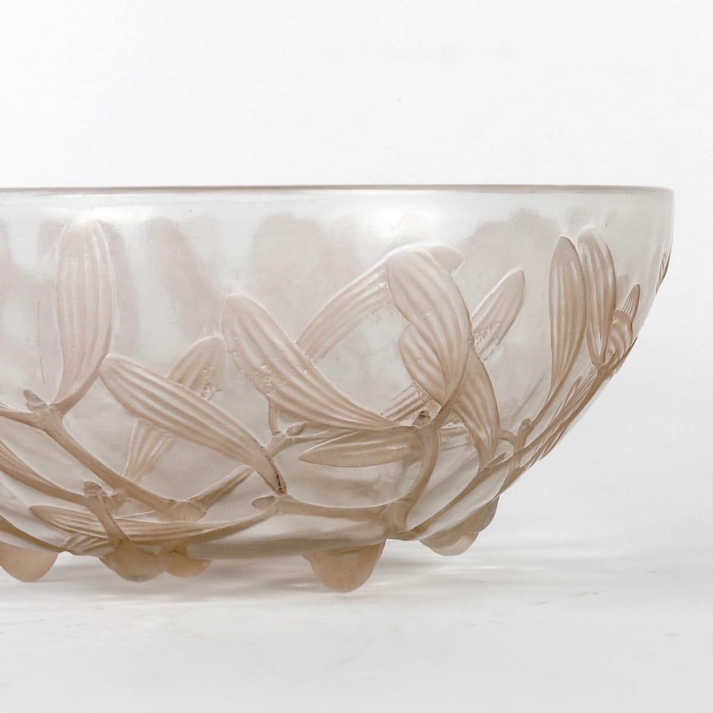 Coupe « Gui » verre blanc patiné sépia de René LALIQUE | Biron Coupe "Gui" verre blanc patiné sépia de René LALIQUE