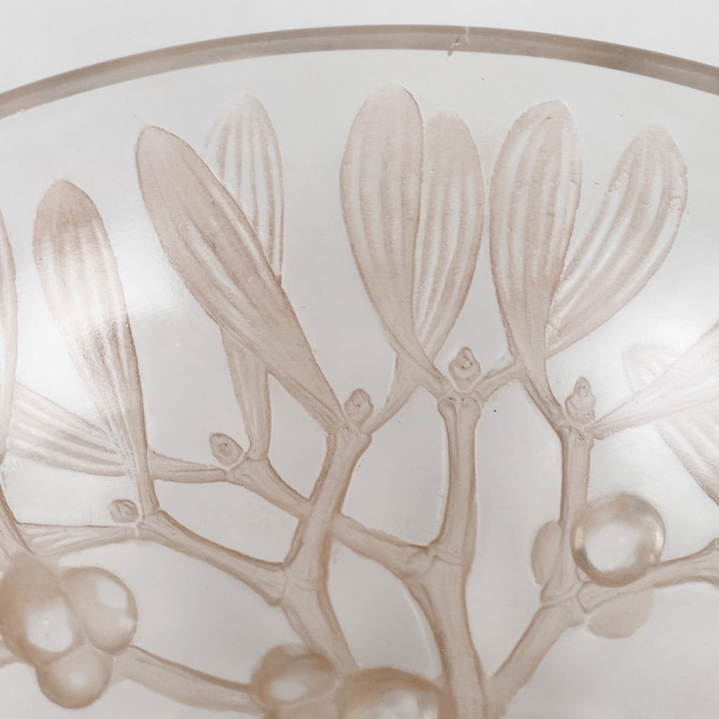 Coupe « Gui » verre blanc patiné sépia de René LALIQUE | Biron Coupe "Gui" verre blanc patiné sépia de René LALIQUE