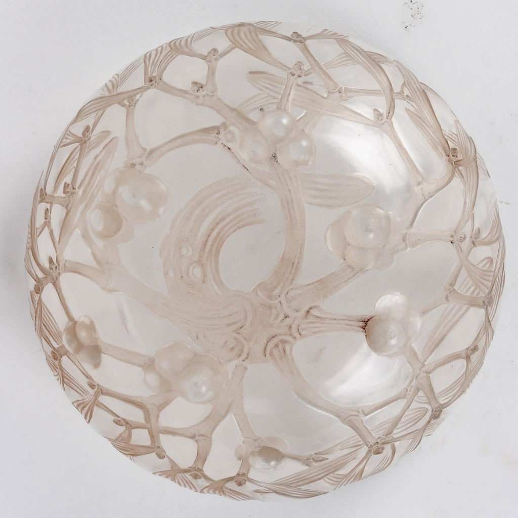 Coupe « Gui » verre blanc patiné sépia de René LALIQUE | Biron Coupe "Gui" verre blanc patiné sépia de René LALIQUE