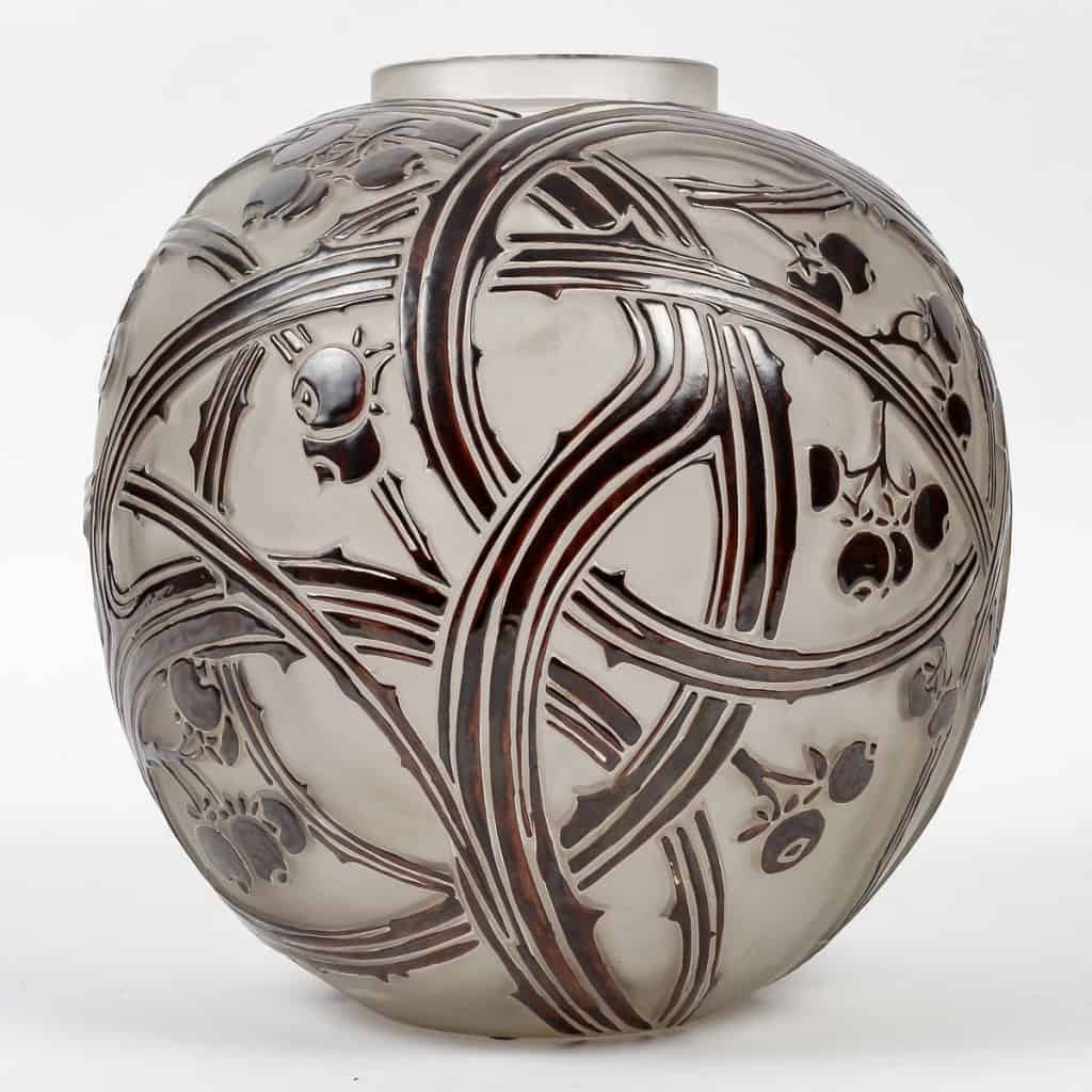Vase « Baies » verre blanc émaillé brun de René LALIQUE | Biron Vase « Baies » verre blanc émaillé brun de René LALIQUE