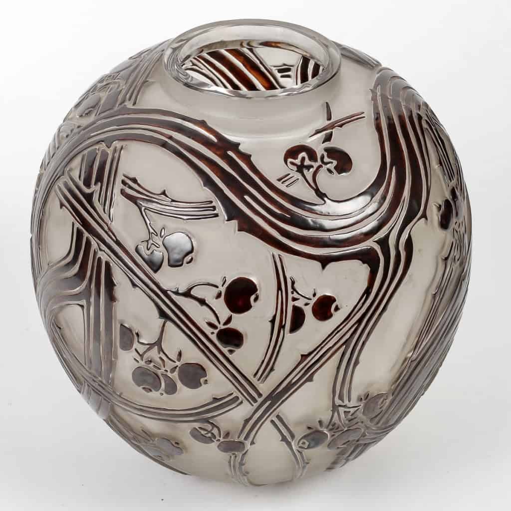 Vase « Baies » verre blanc émaillé brun de René LALIQUE | Biron Vase « Baies » verre blanc émaillé brun de René LALIQUE
