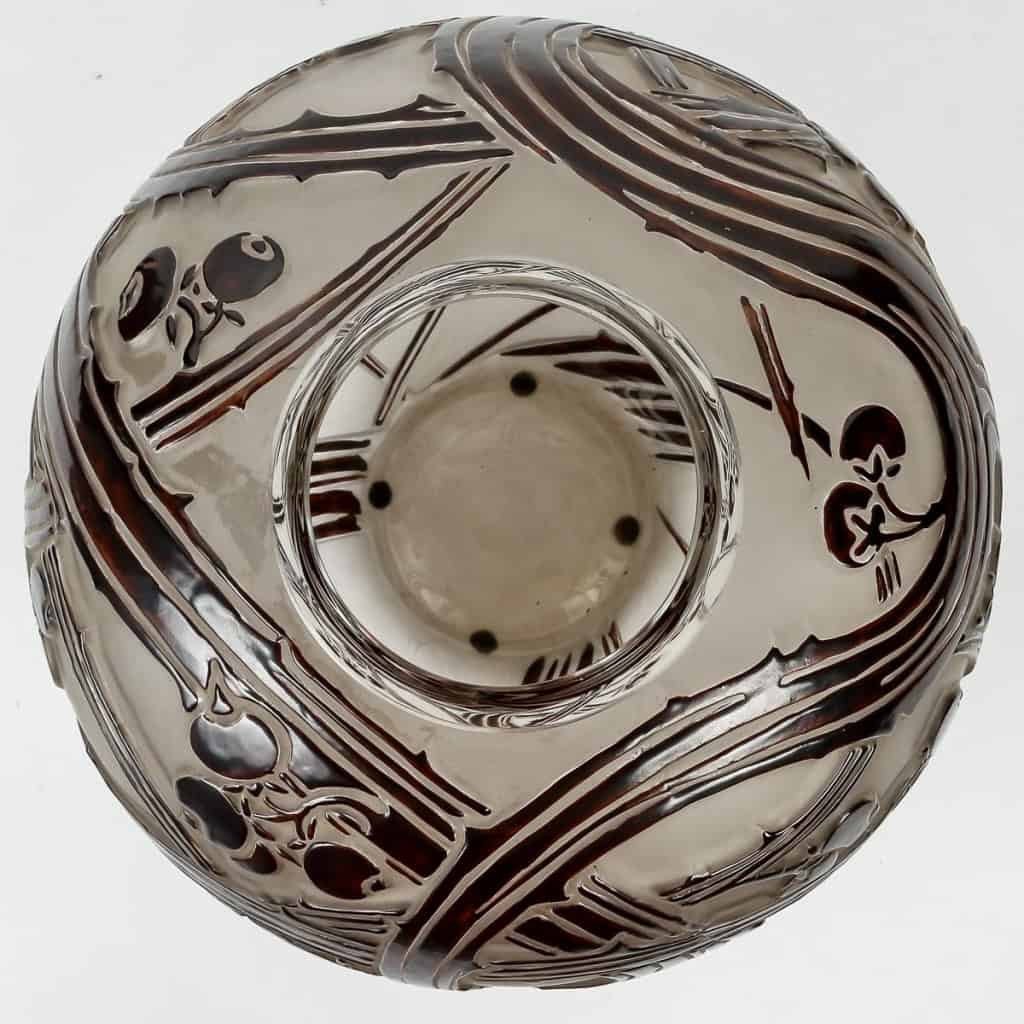 Vase « Baies » verre blanc émaillé brun de René LALIQUE | Biron Vase « Baies » verre blanc émaillé brun de René LALIQUE