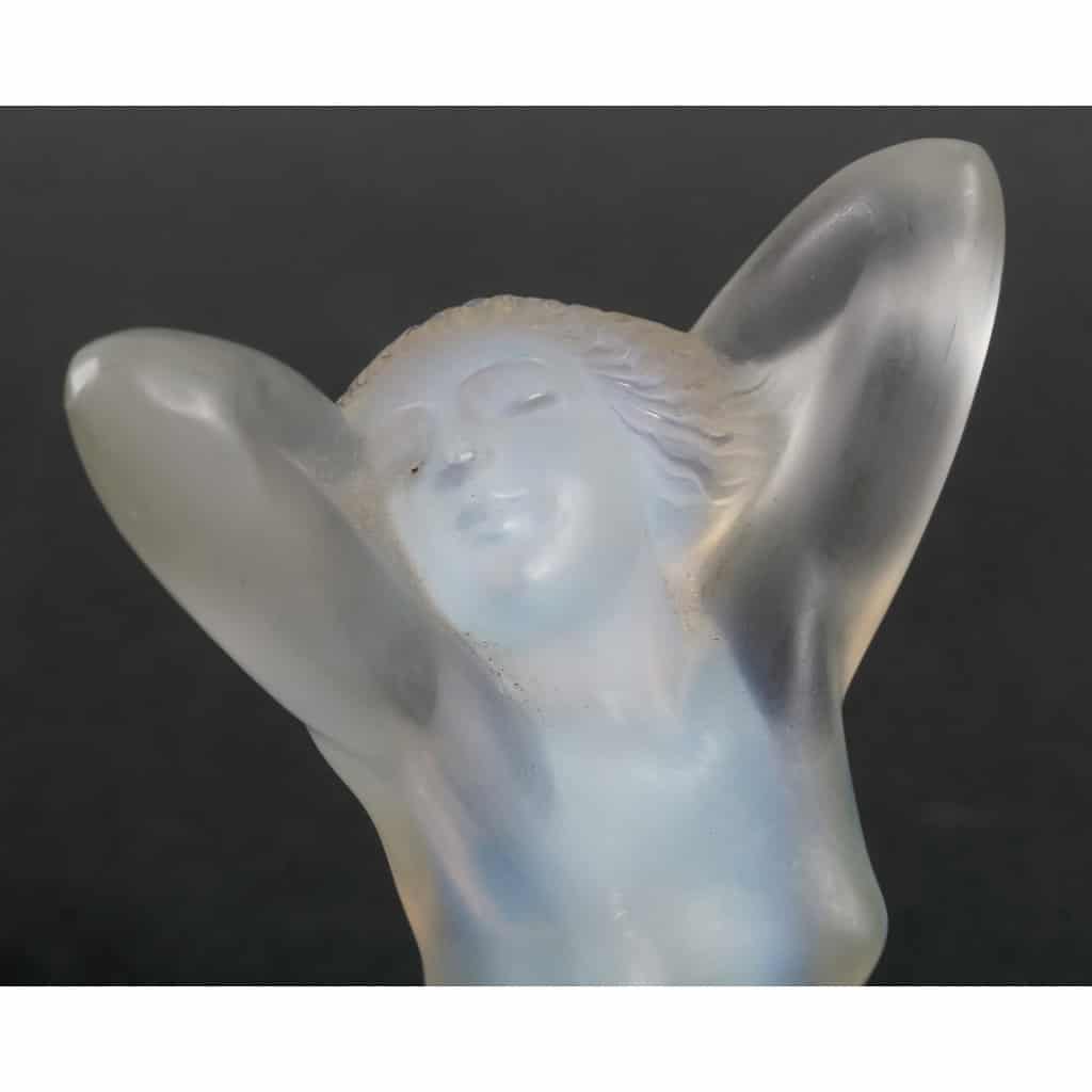 Mascotte « Vitesse » verre opalescent de René LALIQUE | Biron Mascotte "Vitesse" verre opalescent de René LALIQUE
