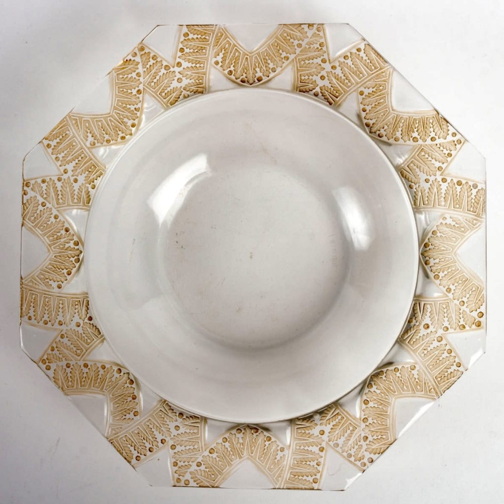 Centre de Table « Chantilly » verre blanc patiné sépia de René LALIQUE – 8 pièces | Biron Centre de Table "Chantilly" verre blanc patiné sépia de René LALIQUE - 8 pièces