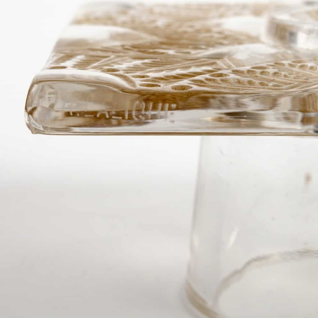 Centre de Table « Chantilly » verre blanc patiné sépia de René LALIQUE – 8 pièces | Biron Centre de Table "Chantilly" verre blanc patiné sépia de René LALIQUE - 8 pièces