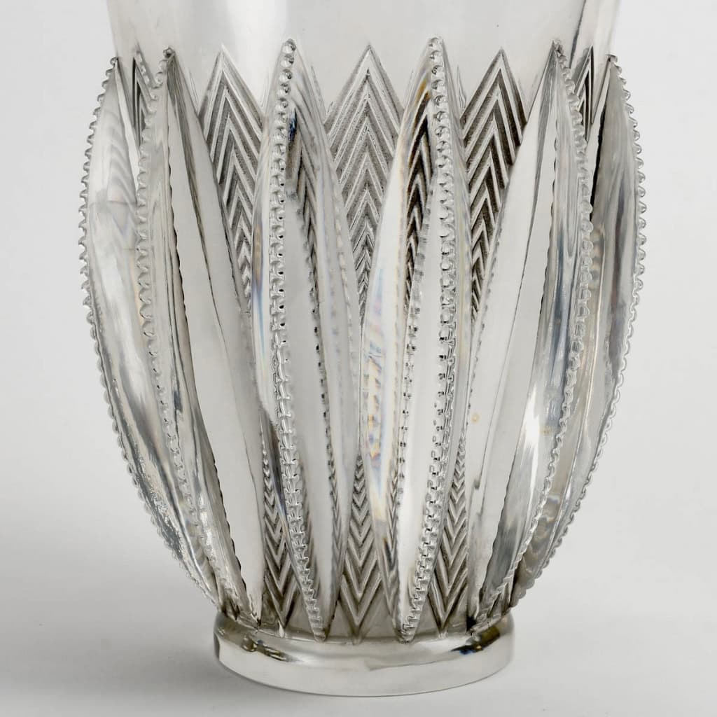 Vase « Gerardmer » verre blanc patiné gris de René LALIQUE | Biron Vase "Gerardmer" verre blanc patiné gris de René LALIQUE