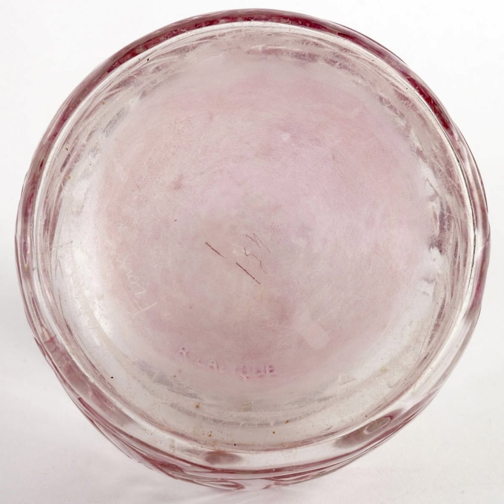 Flacon « Epines » verre blanc patiné rose violet de René LALIQUE | Biron Flacon "Epines" verre blanc patiné rose violet de René LALIQUE