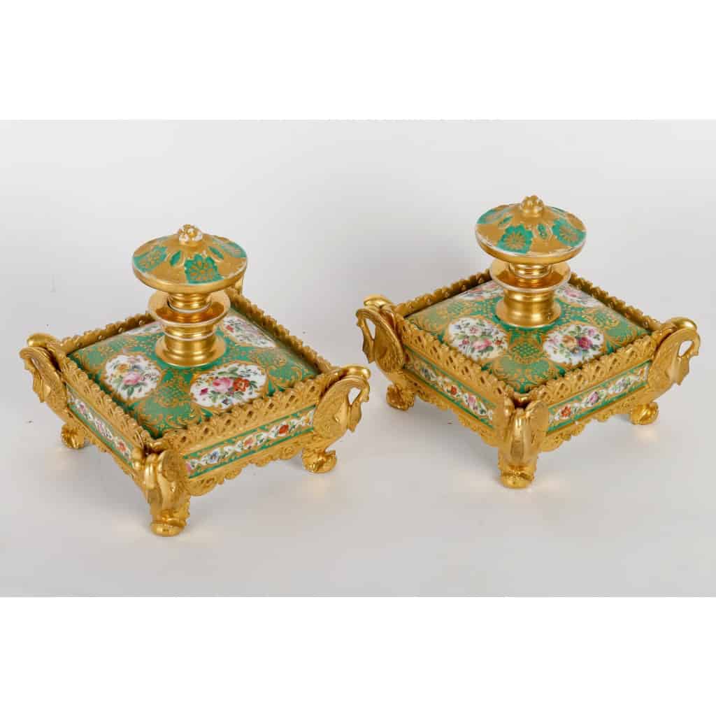 Paire de flacons en porcelaine attribués à Jacob Petit, circa 1835 | Biron Paire de flacons en porcelaine attribués à Jacob Petit, circa 1835