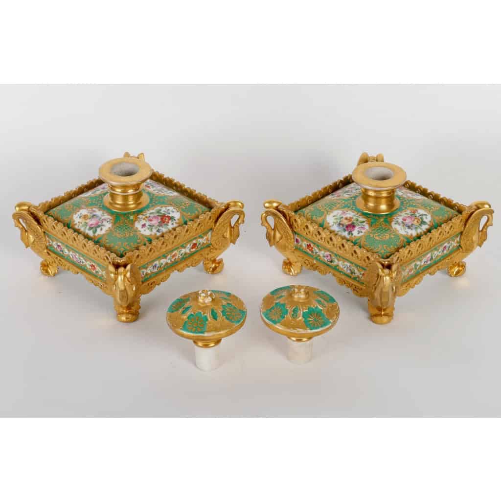 Paire de flacons en porcelaine attribués à Jacob Petit, circa 1835 | Biron Paire de flacons en porcelaine attribués à Jacob Petit, circa 1835