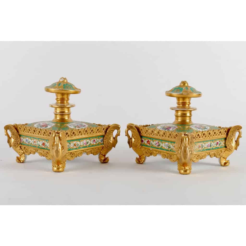 Paire de flacons en porcelaine attribués à Jacob Petit, circa 1835 | Biron Paire de flacons en porcelaine attribués à Jacob Petit, circa 1835