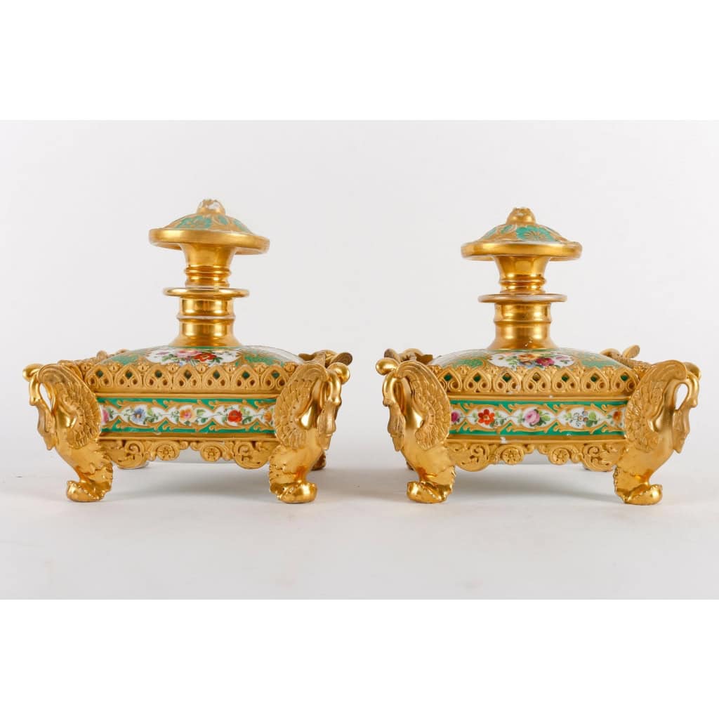 Paire de flacons en porcelaine attribués à Jacob Petit, circa 1835 | Biron Paire de flacons en porcelaine attribués à Jacob Petit, circa 1835