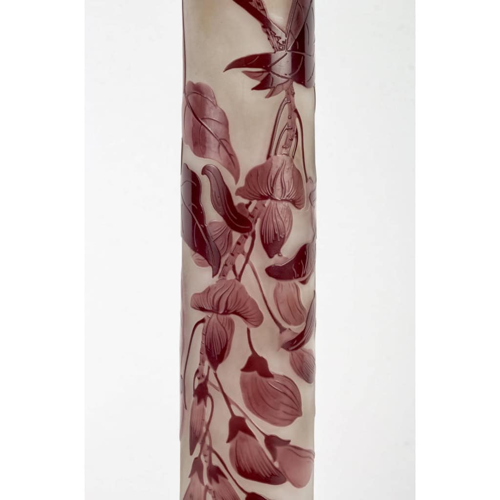 Vase « Glycines » verre multicouche dégagé l’acide d’Emile Gallé | Biron Vase "Glycines" verre multicouche dégagé l'acide d'Emile Gallé
