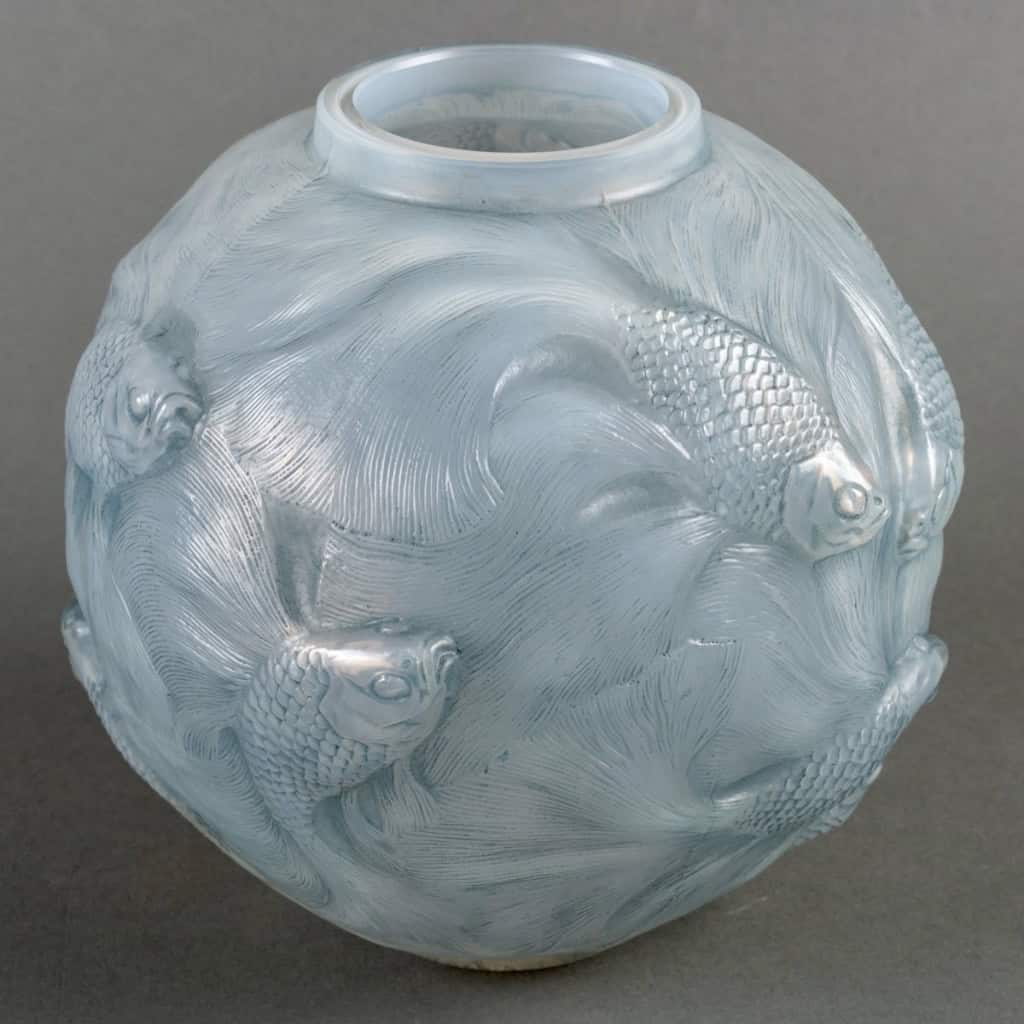 Vase « Formose » verre opalescent double couche patiné bleu de René LALIQUE | Biron Vase « Formose » verre opalescent double couche patiné bleu de René LALIQUE