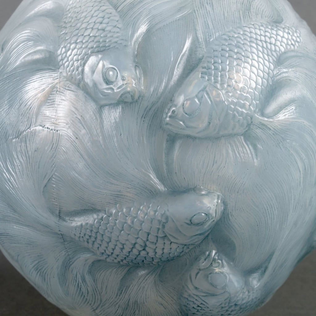 Vase « Formose » verre opalescent double couche patiné bleu de René LALIQUE | Biron Vase « Formose » verre opalescent double couche patiné bleu de René LALIQUE